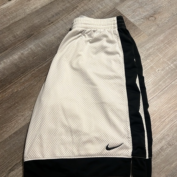 Large Youth Nike Basketball Shorts (Sz 12-14) - Picture 2 of 5